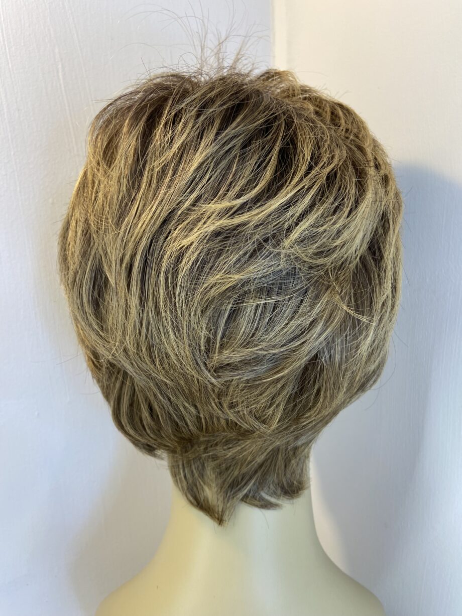 Very stylish brown highlighted wig. Blss157