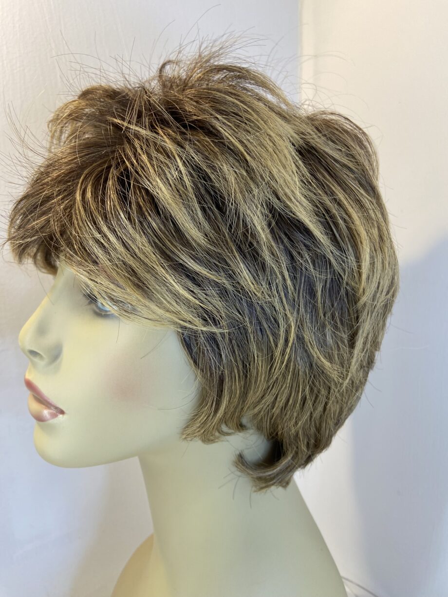 Very stylish brown highlighted wig. Blss157