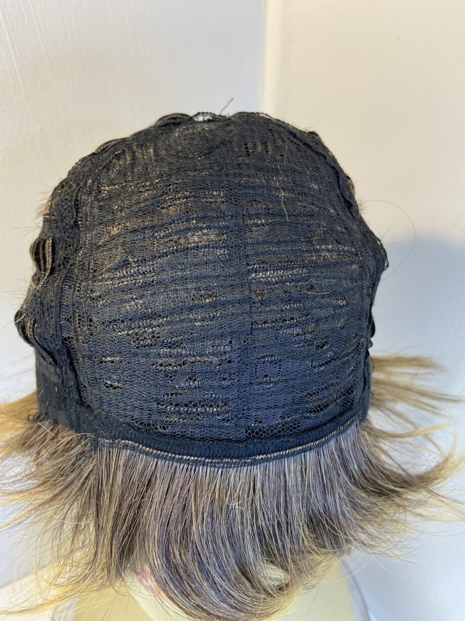 Very stylish brown highlighted wig. Blss157