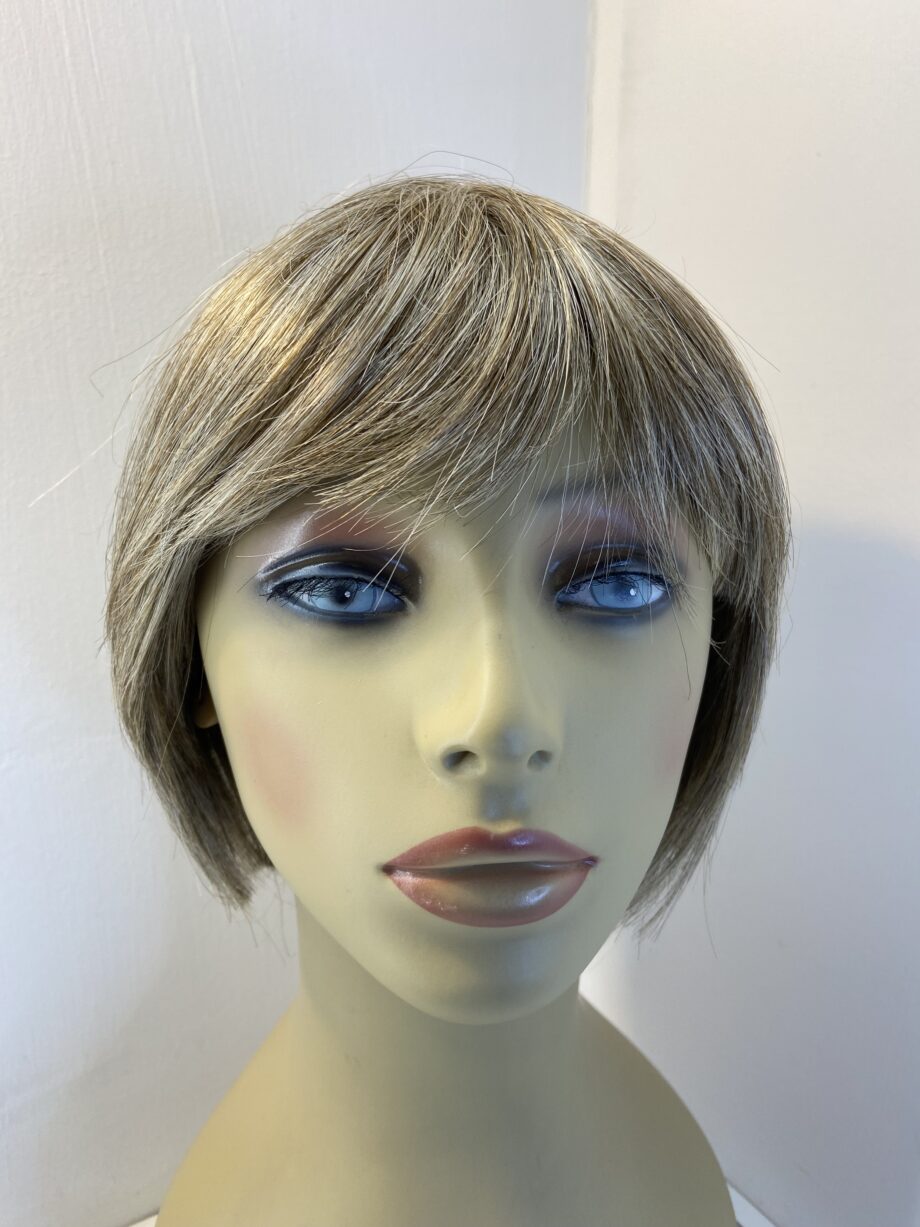 Beautiful blonde wig. Blss159