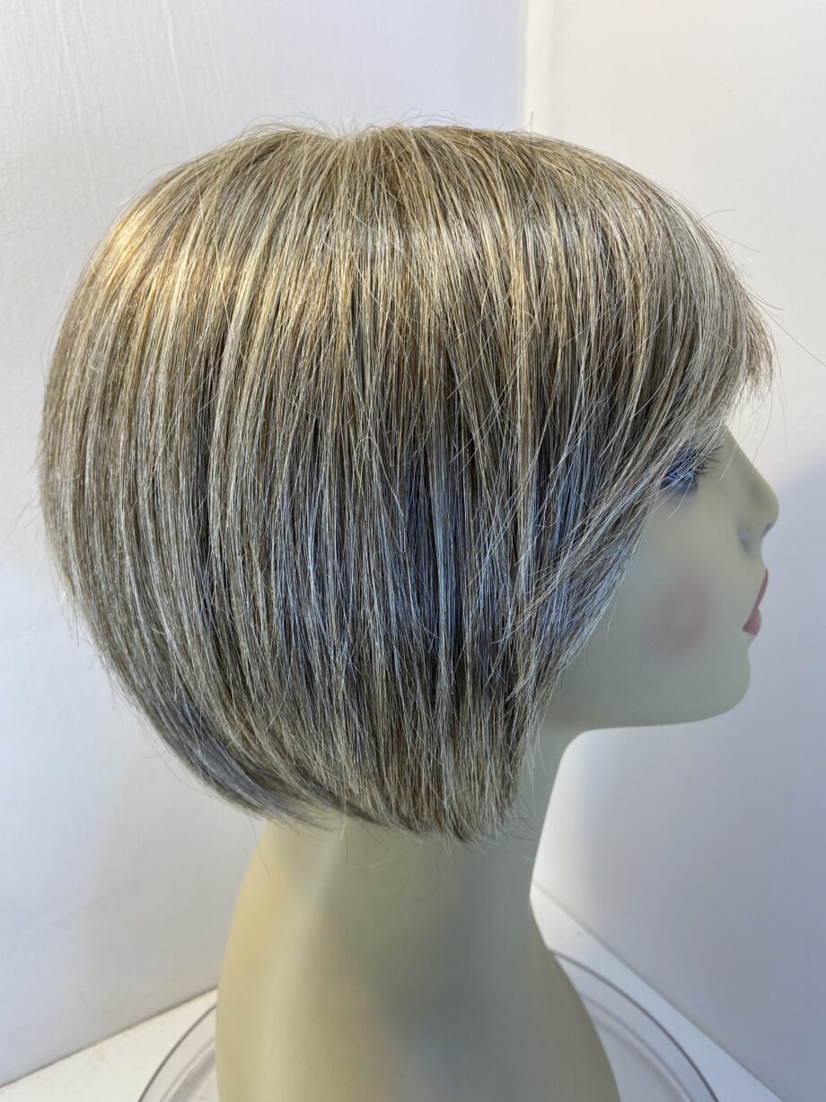 Beautiful blonde wig. Blss159