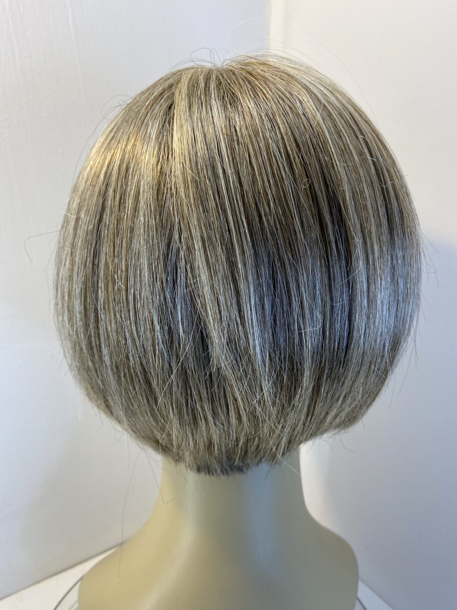 Beautiful blonde wig. Blss159