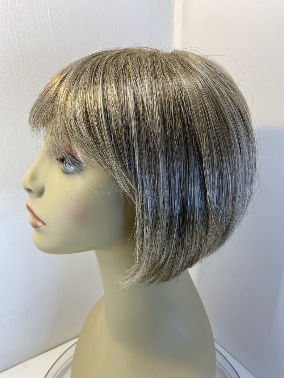 Beautiful blonde wig. Blss159