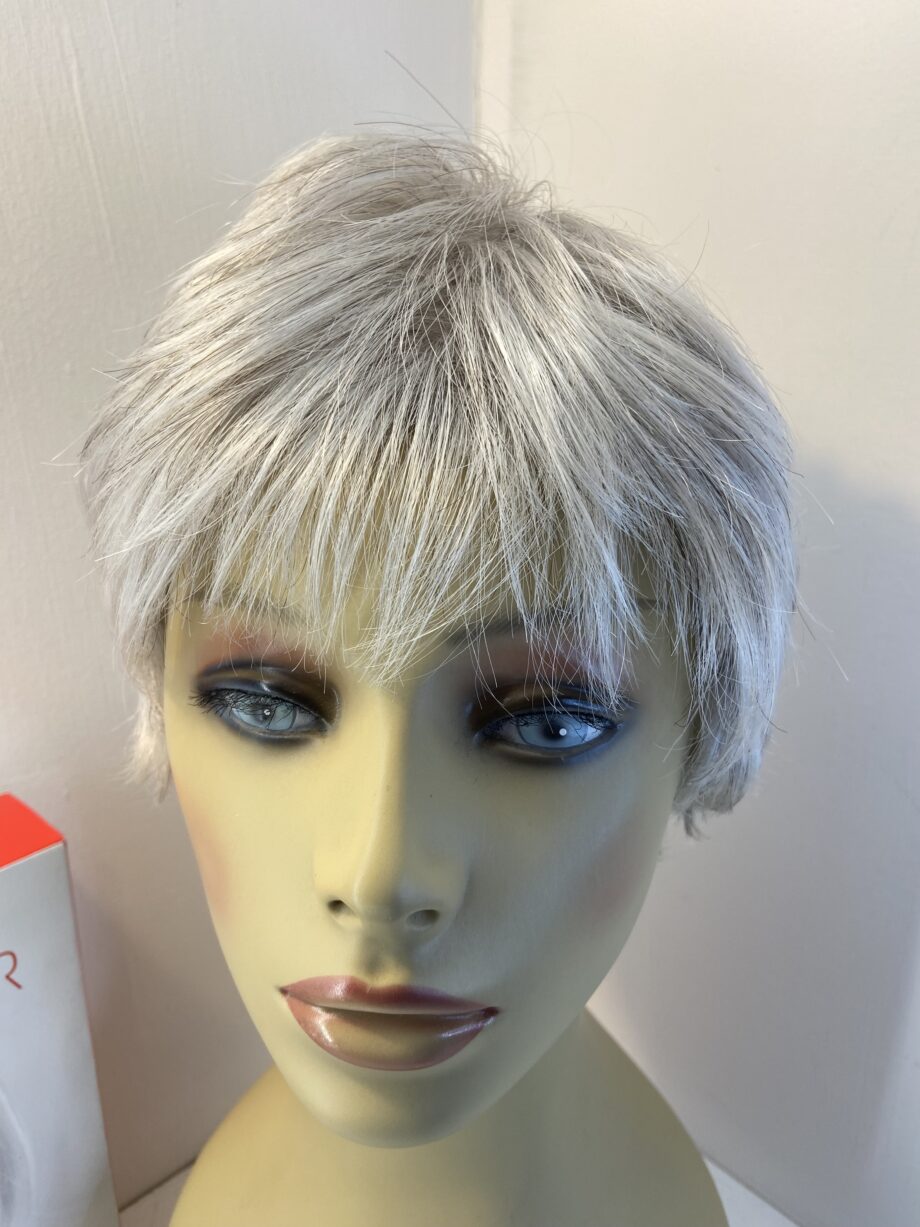 Raquel Welch silver wig. Bgss826