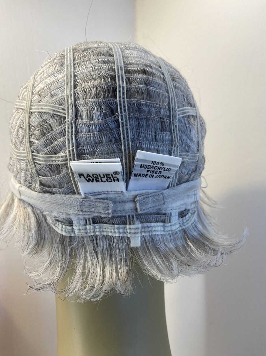 Raquel Welch silver wig. Bgss826