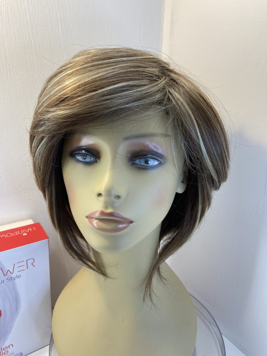 Stunning blonde highlighted wig. Bblms827