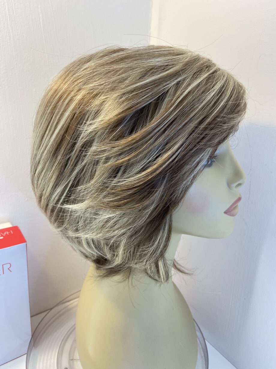 Stunning blonde highlighted wig. Bblms827