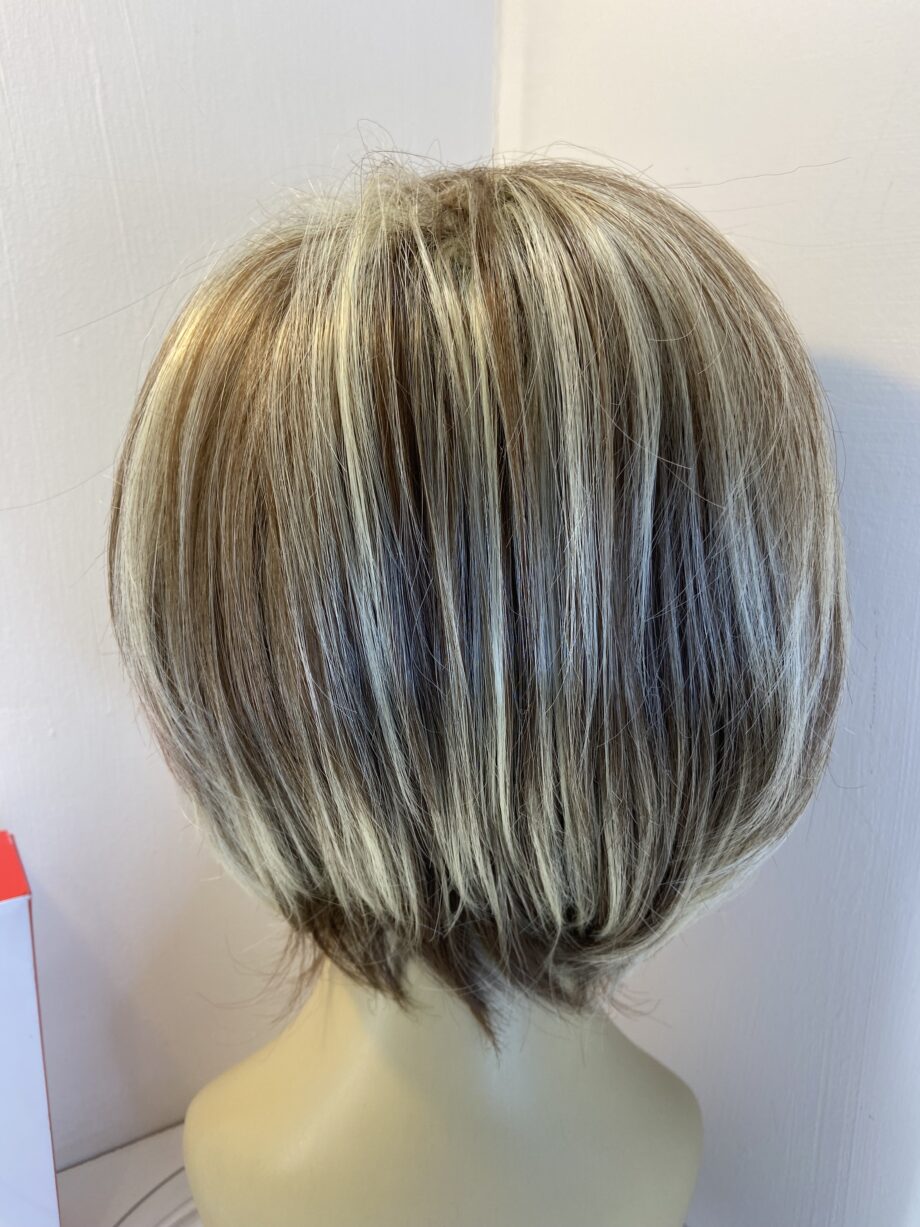Stunning blonde highlighted wig. Bblms827