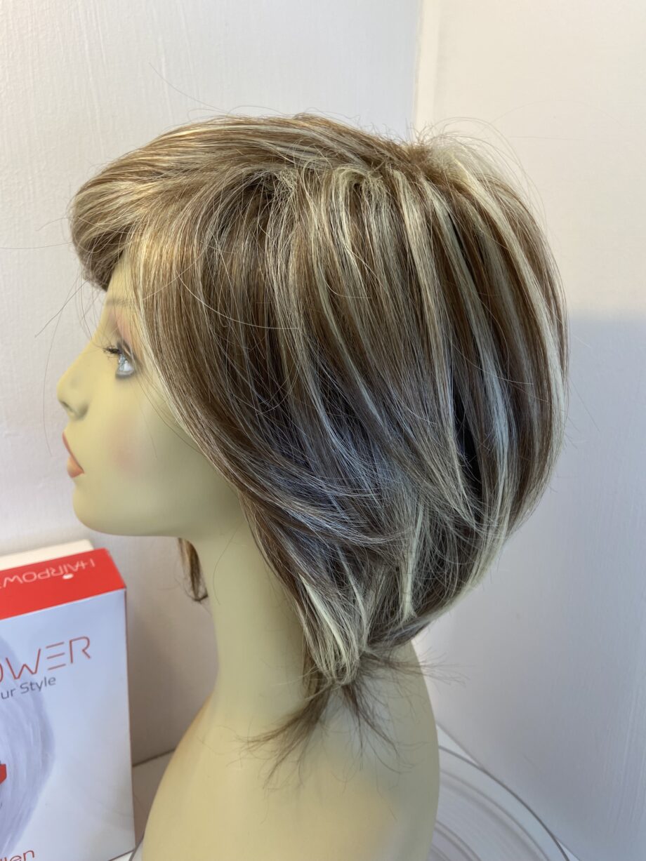 Stunning blonde highlighted wig. Bblms827