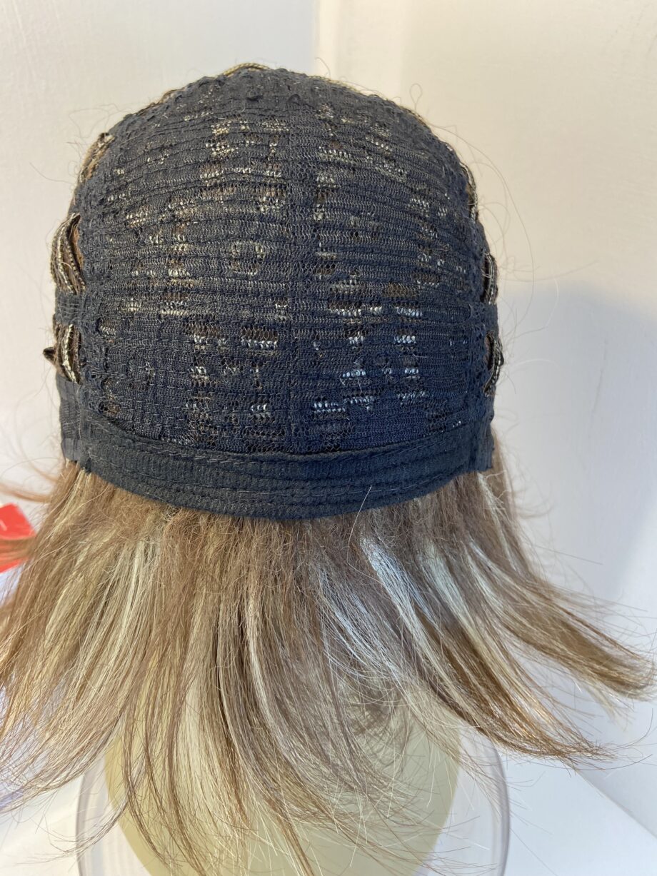 Stunning blonde highlighted wig. Bblms827