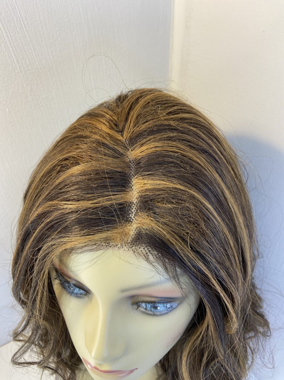 New stunning brown wavy long wig. Belw326