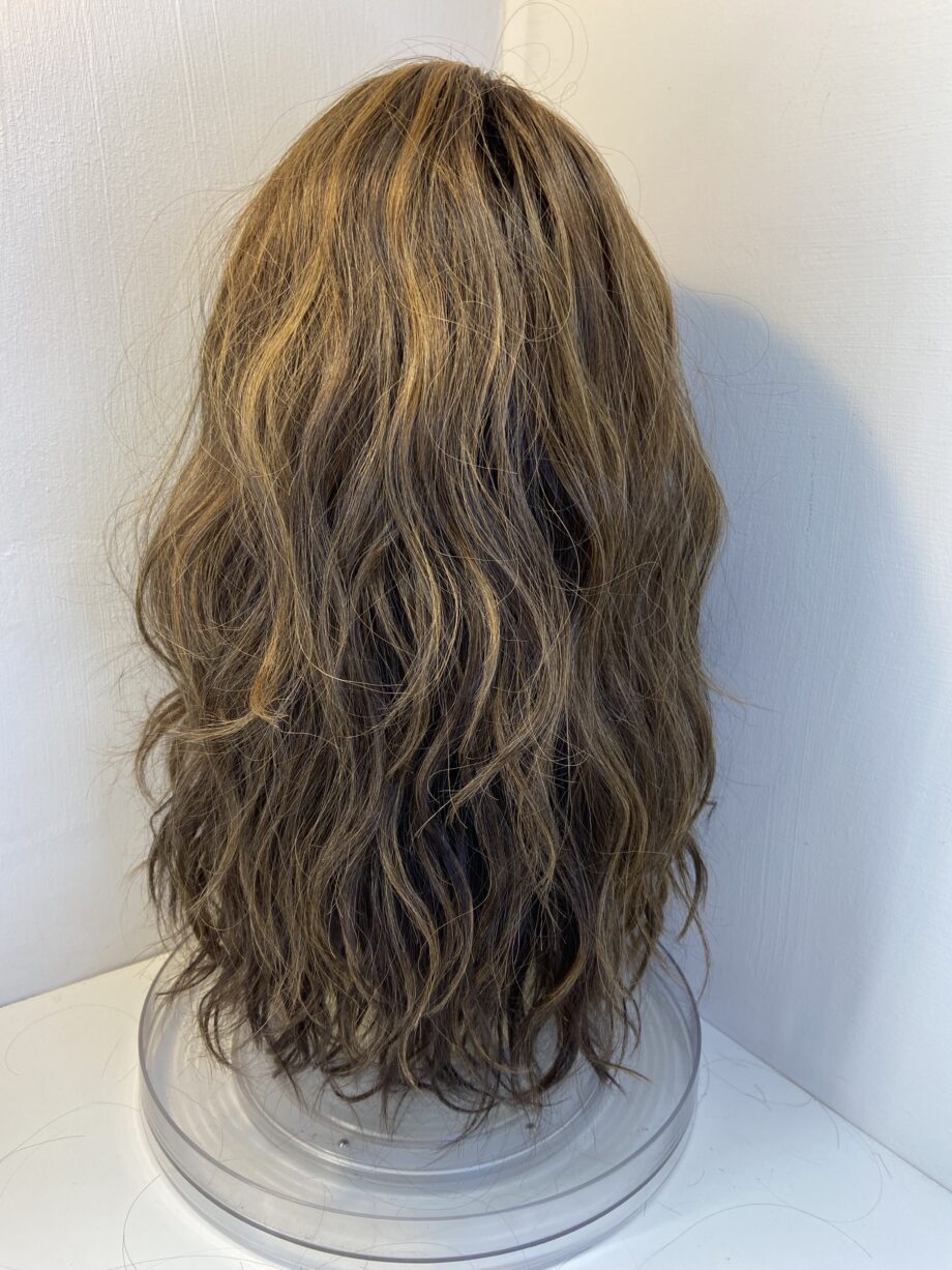 New stunning brown wavy long wig. Belw326