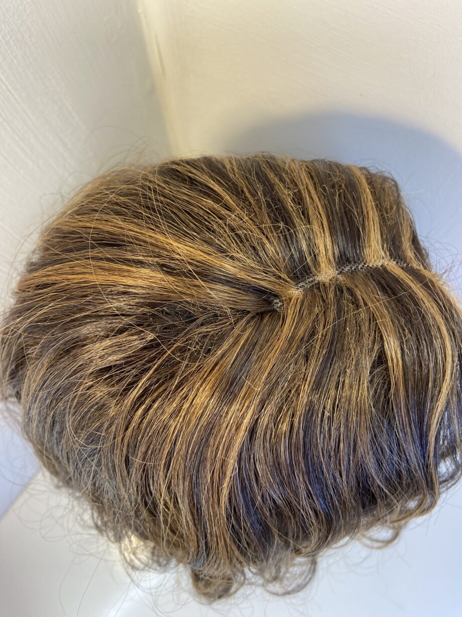 New stunning brown wavy long wig. Belw326