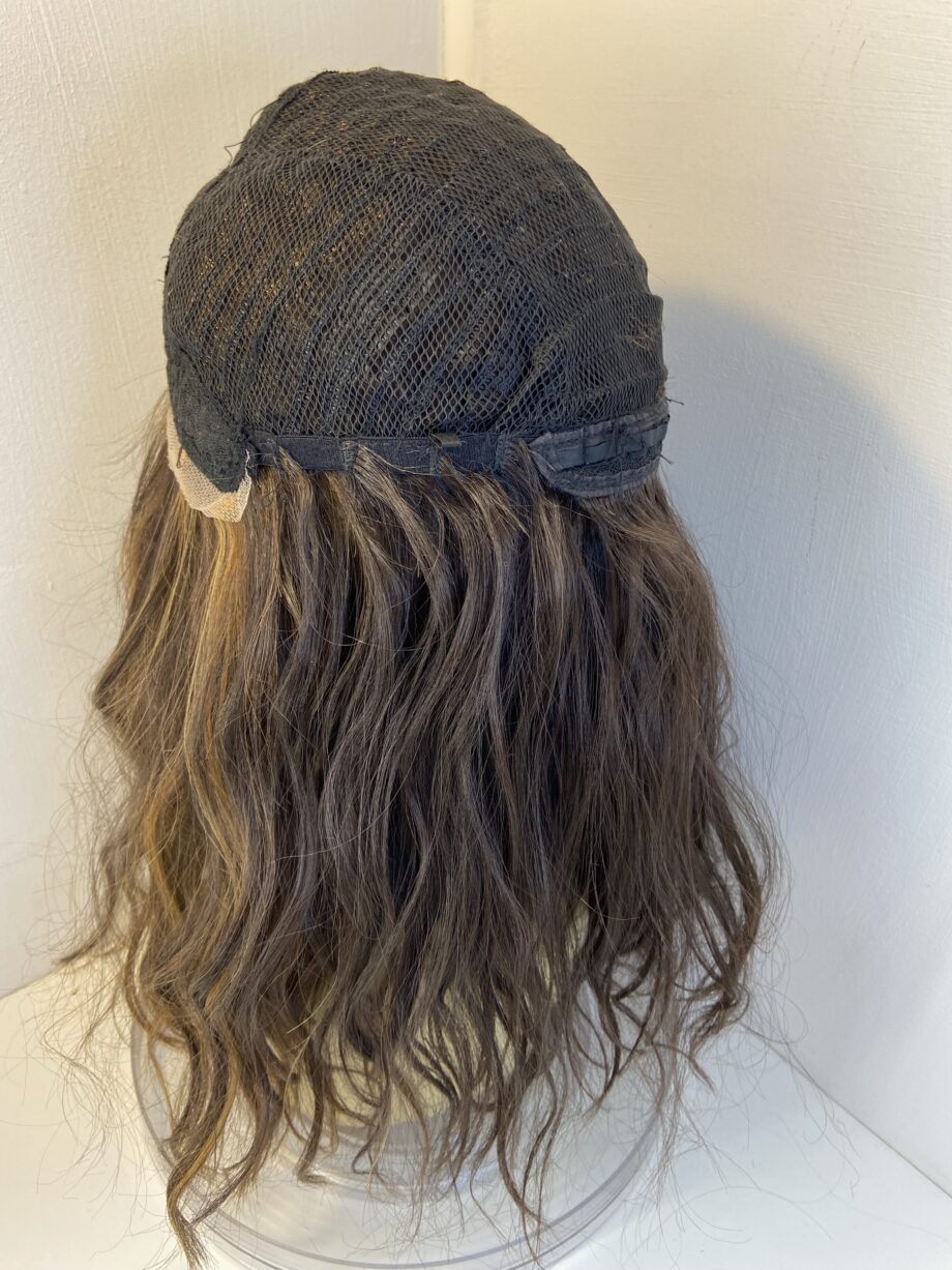 New stunning brown wavy long wig. Belw326