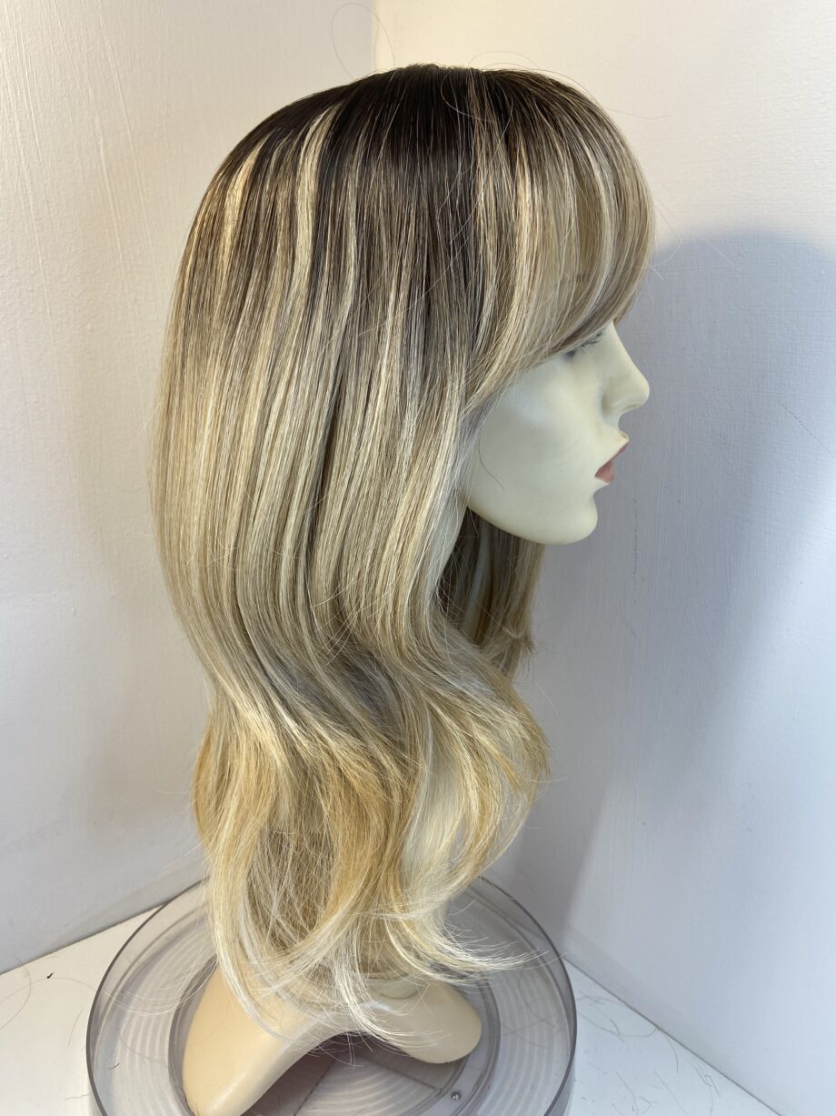 New long blonde wig. Blls328
