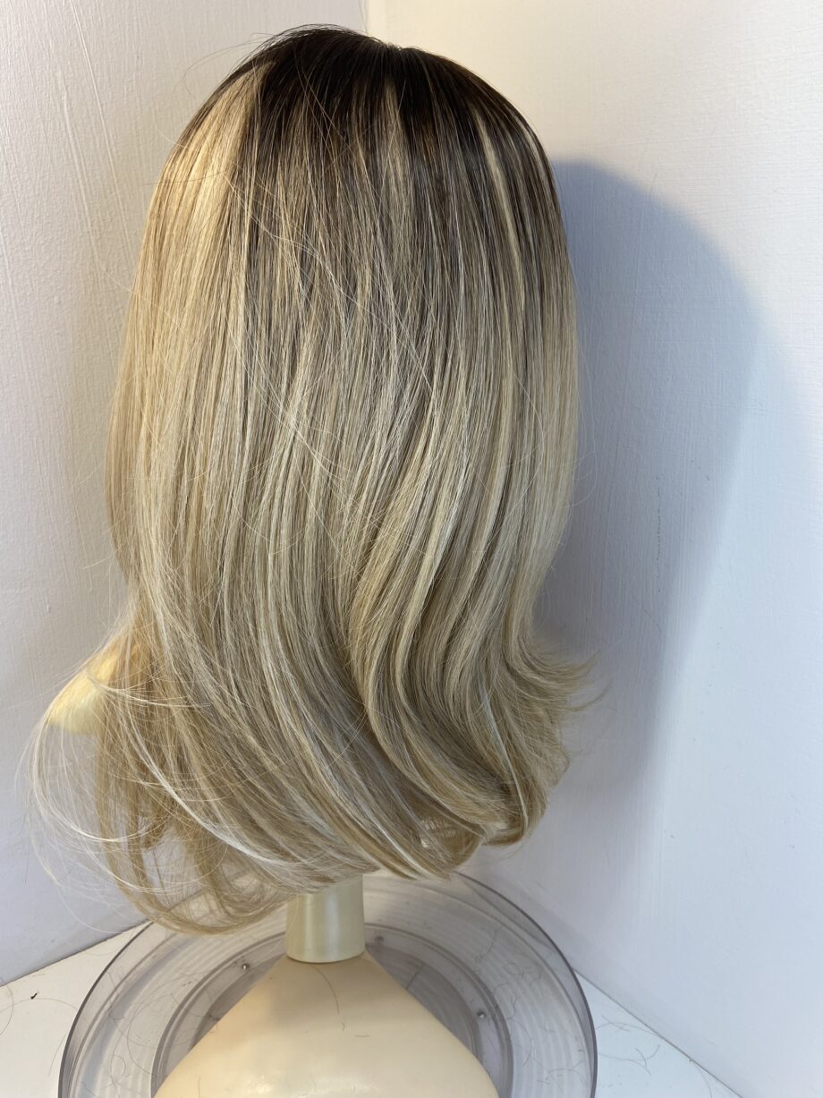 New long blonde wig. Blls328