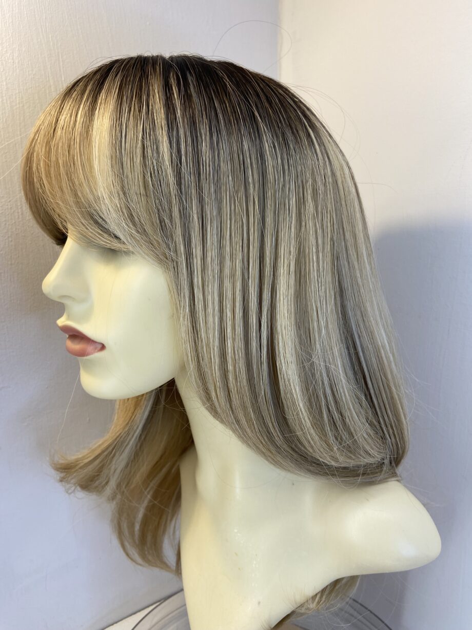 New long blonde wig. Blls328