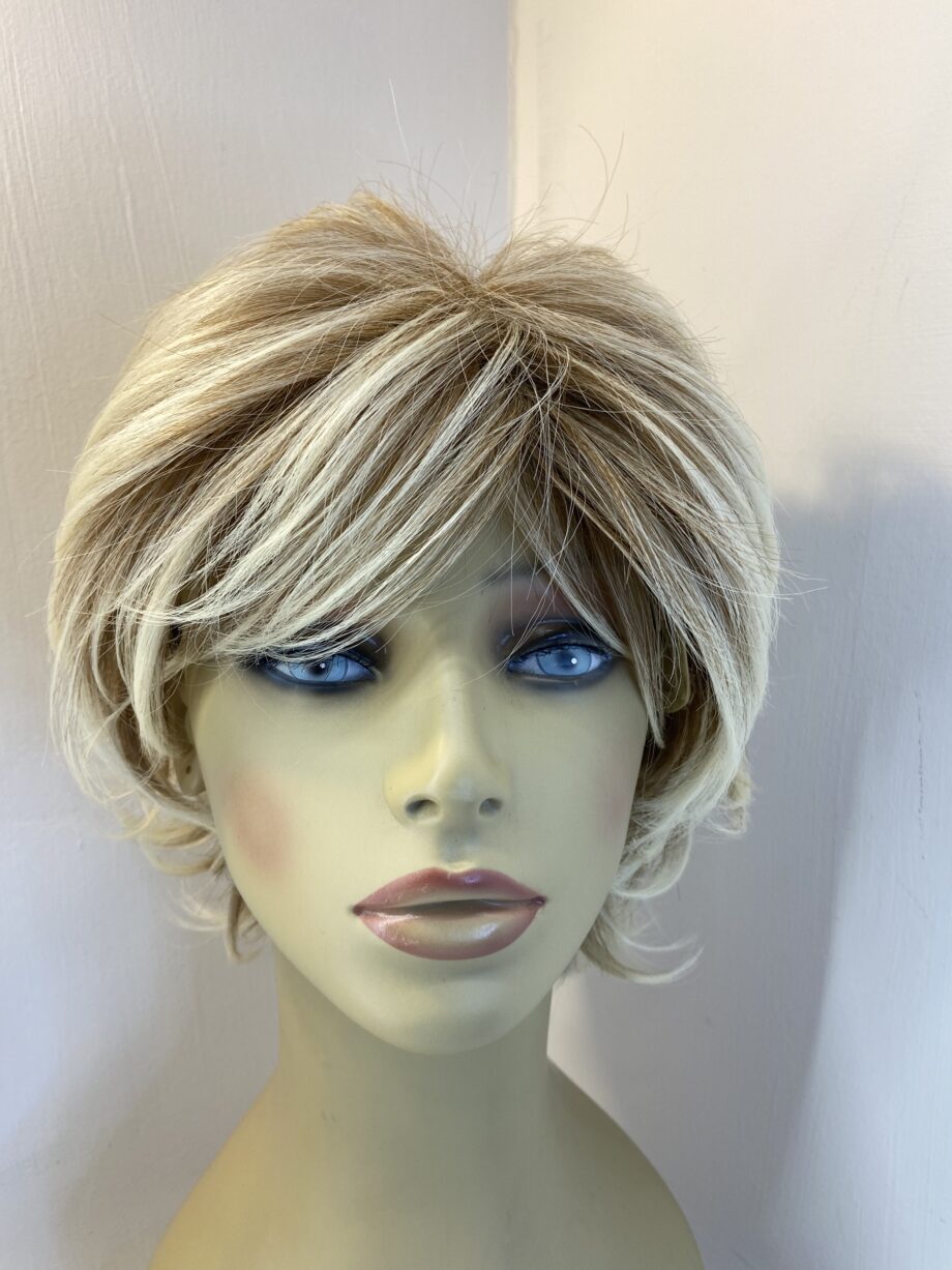 New very stylish blonde wig. Blsw881