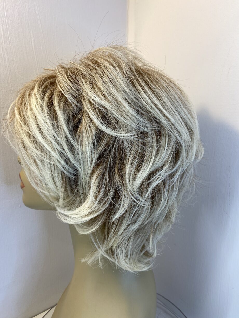 New very stylish blonde wig. Blsw881