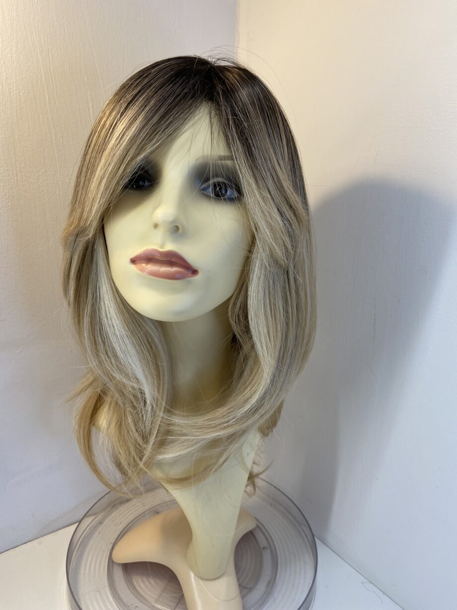 New blonde rooted long wig. Blls882