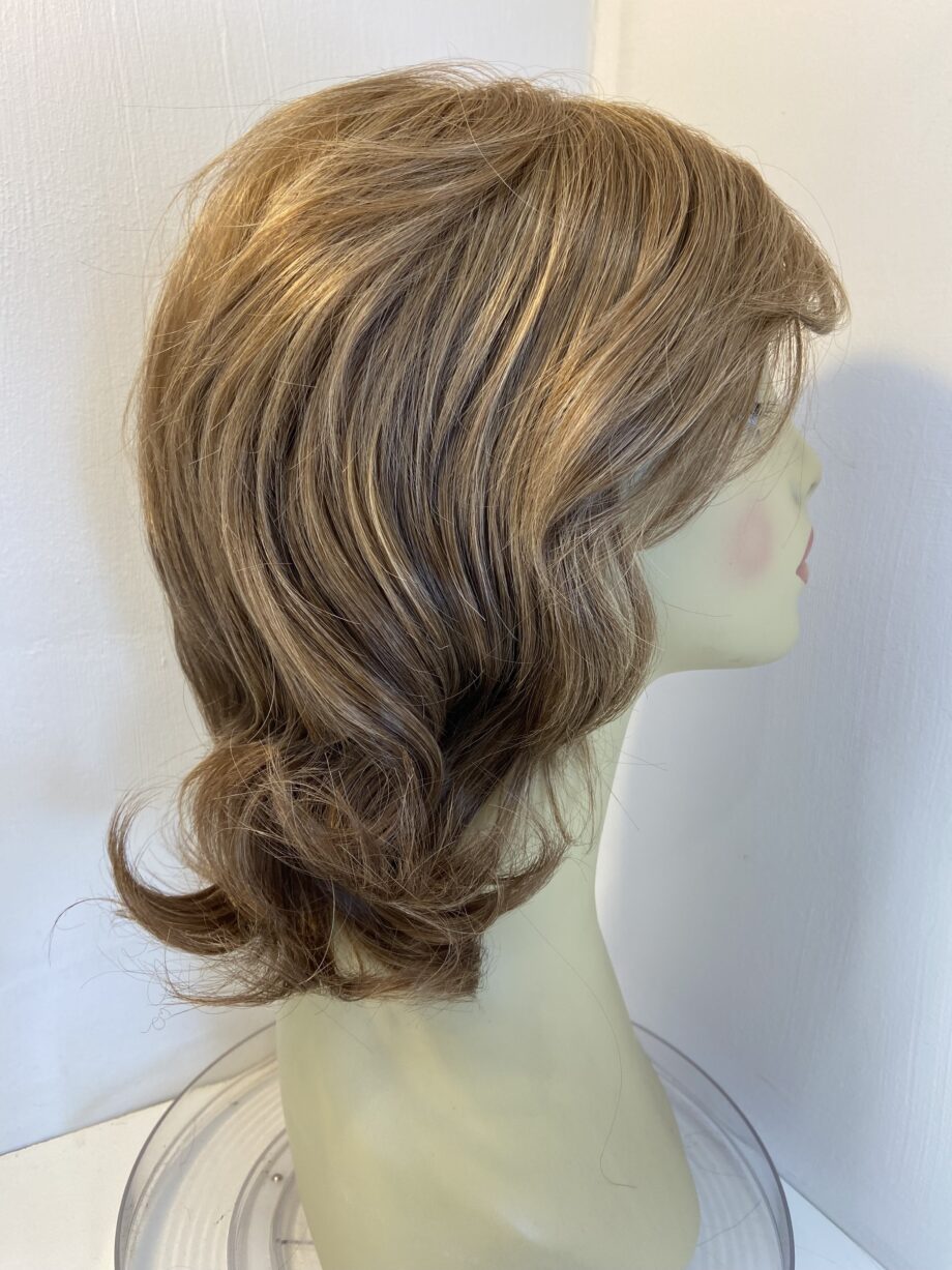 New Sandy brown wavy long wig. Brlw883