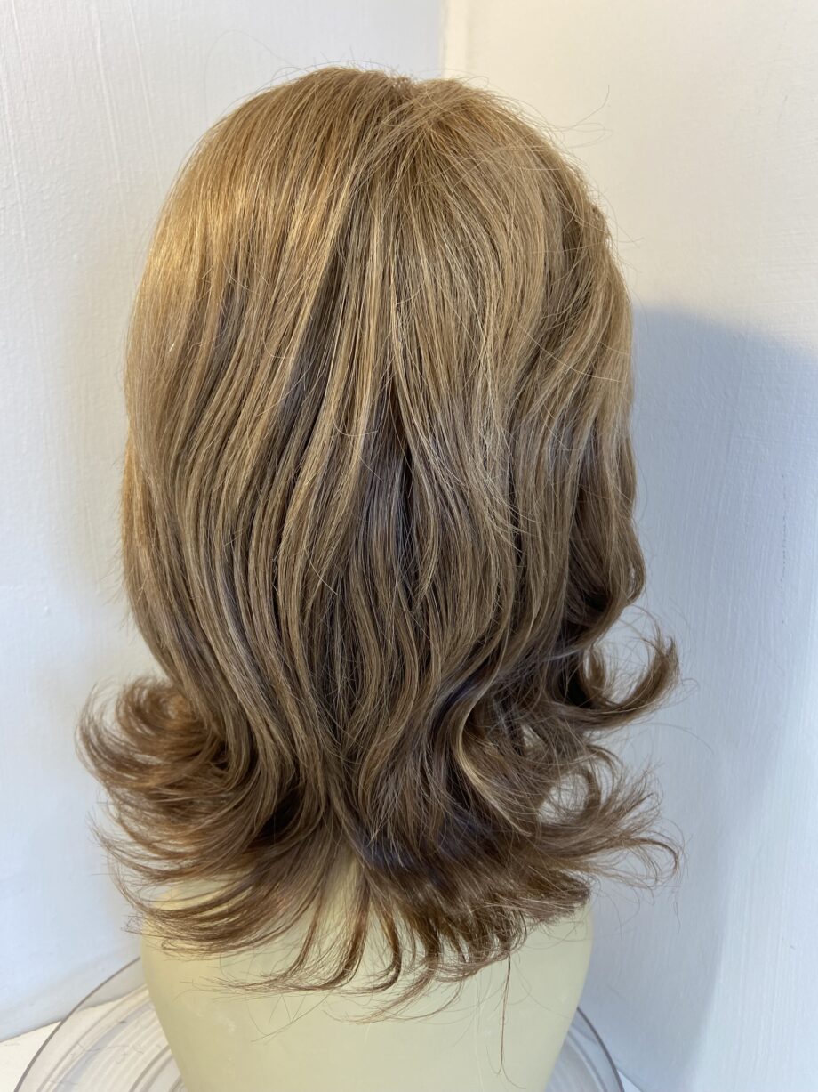 New Sandy brown wavy long wig. Brlw883