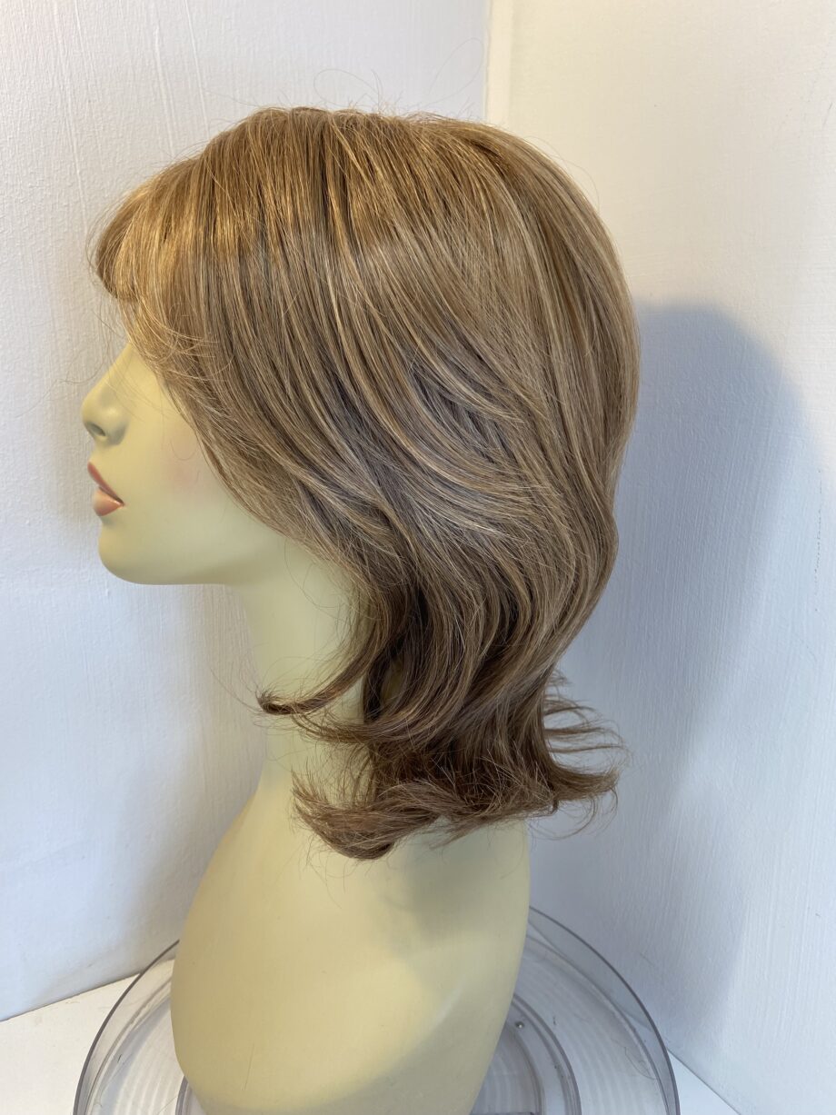 New Sandy brown wavy long wig. Brlw883