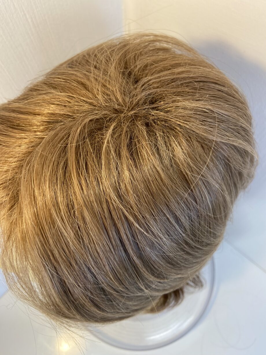 New Sandy brown wavy long wig. Brlw883