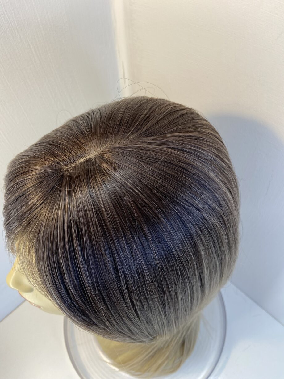 New long blonde/brown wig. Blls885