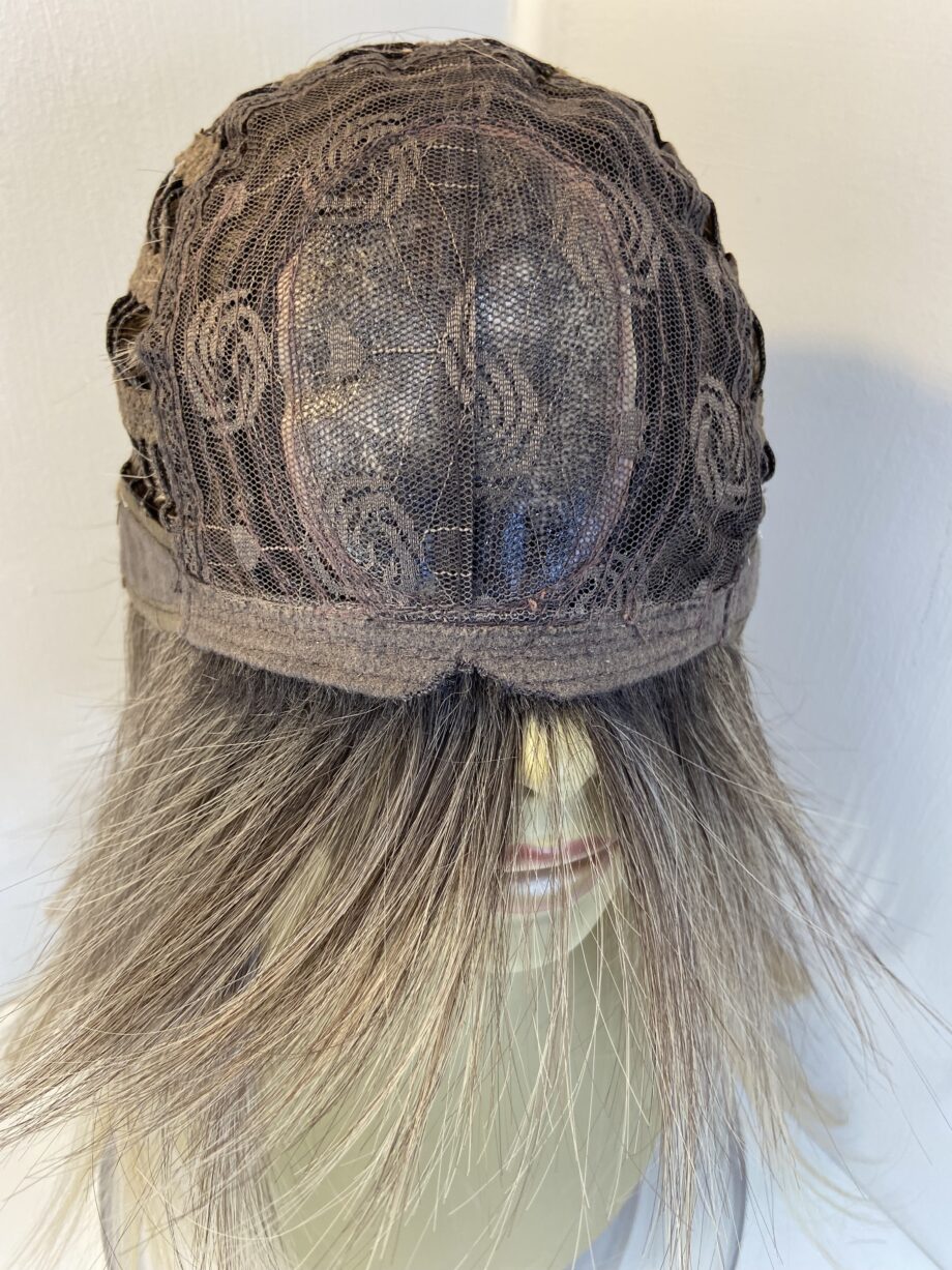 New long blonde/brown wig. Blls885