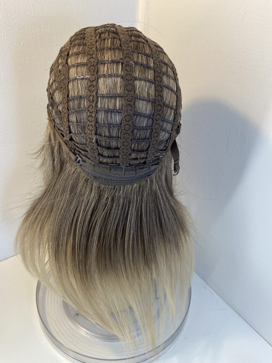 New long blonde/brown wig. Blls885