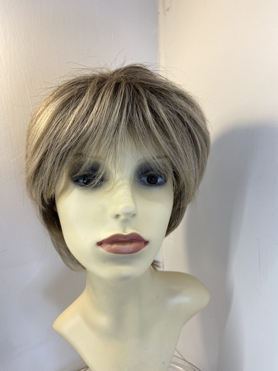 Blonde rooted short wig. Blss886