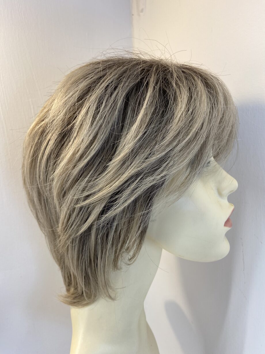 Blonde rooted short wig. Blss886