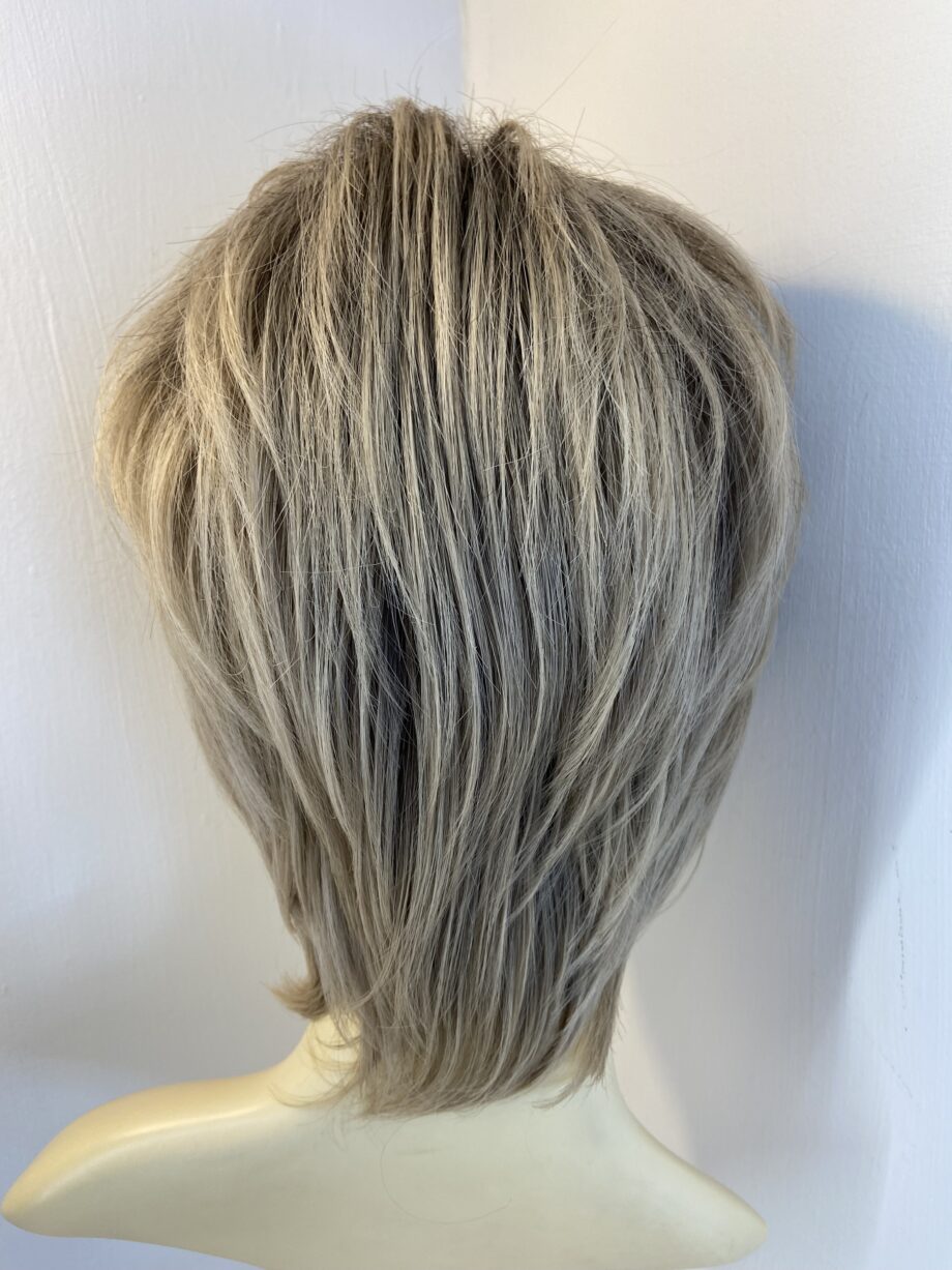 Blonde rooted short wig. Blss886