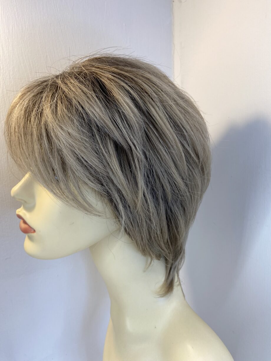 Blonde rooted short wig. Blss886
