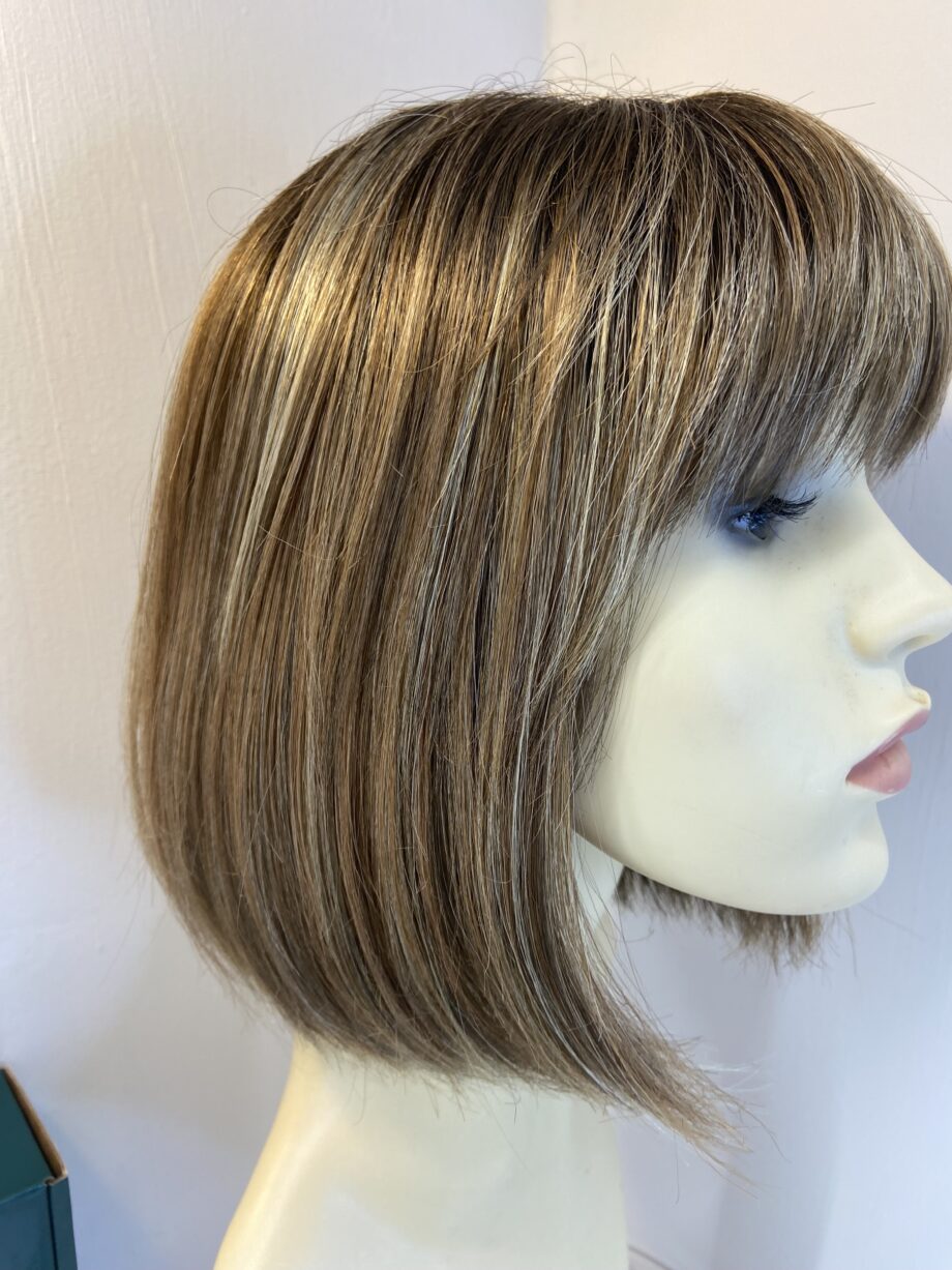 Lovely mid length brown designer wig. Bbrms830