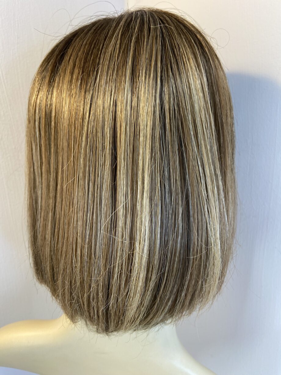 Lovely mid length brown designer wig. Bbrms830