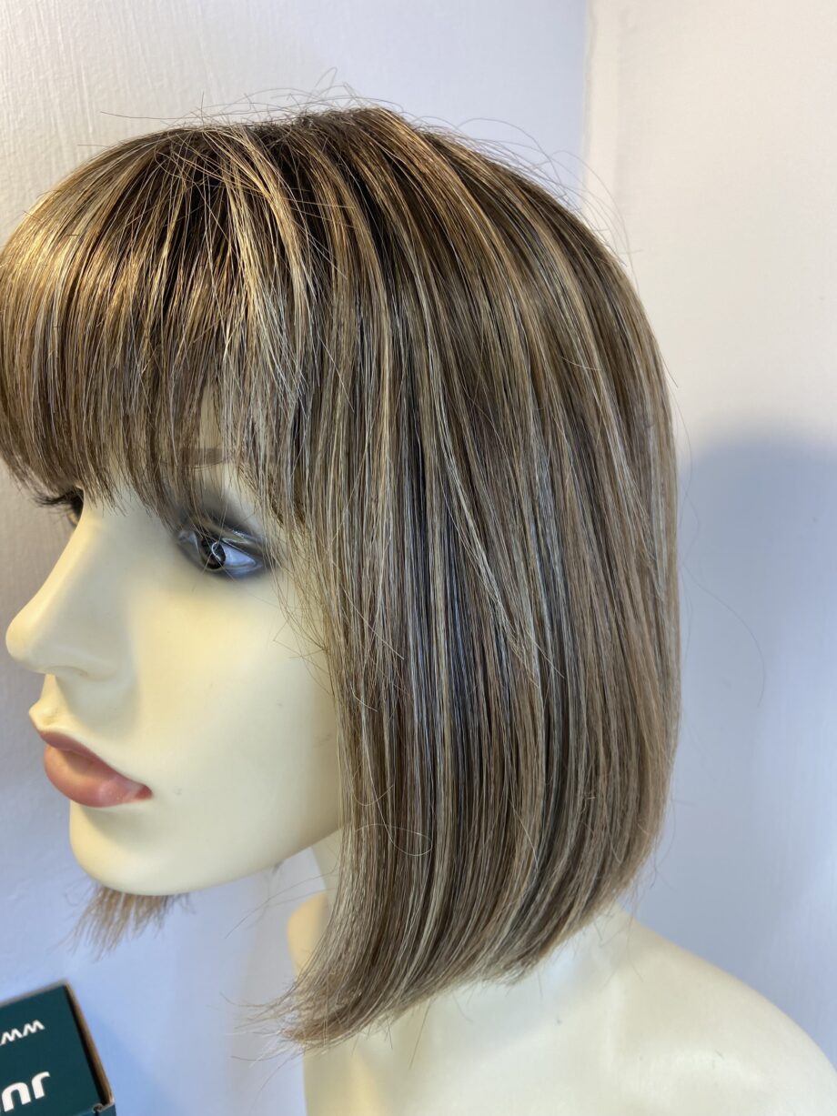 Lovely mid length brown designer wig. Bbrms830
