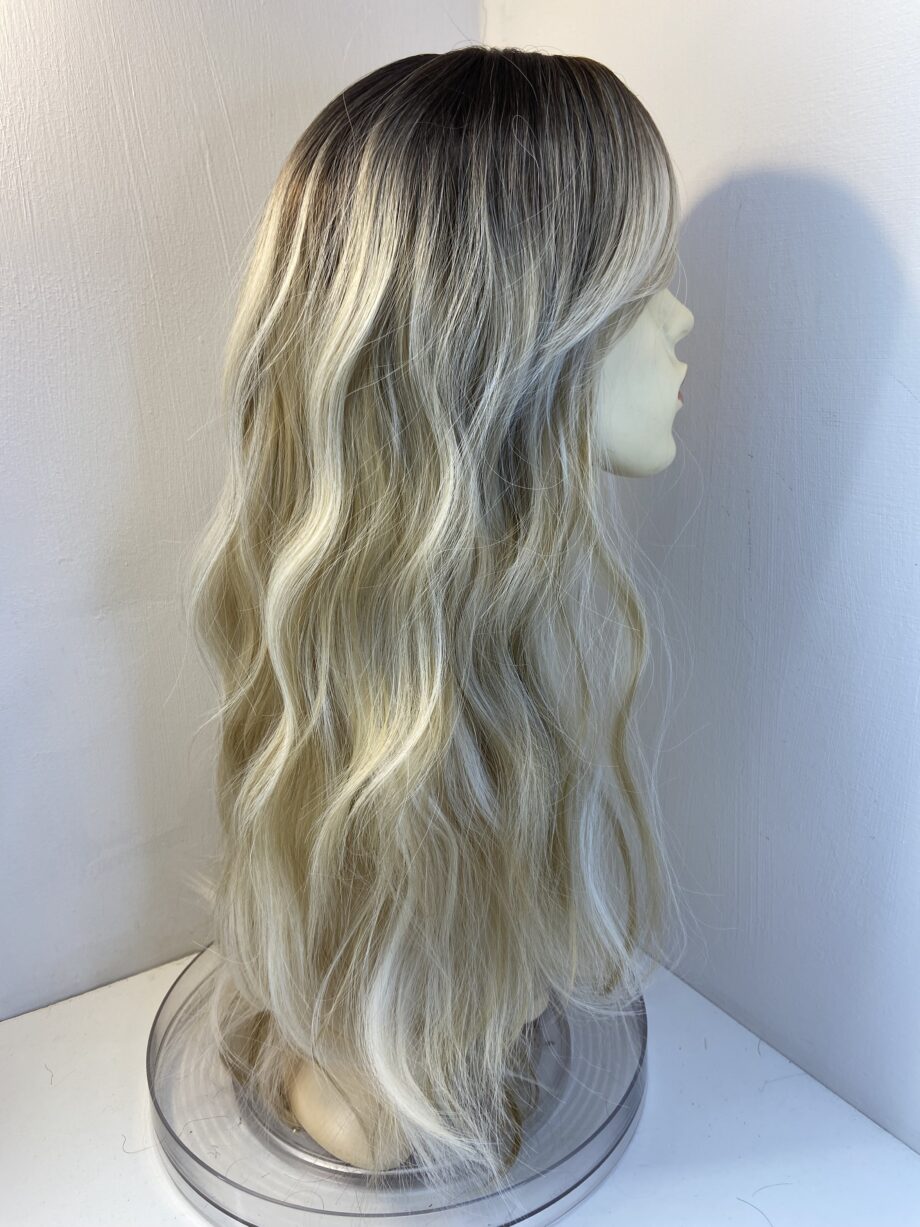 Stunning long blonde rooted wig. Bllw712