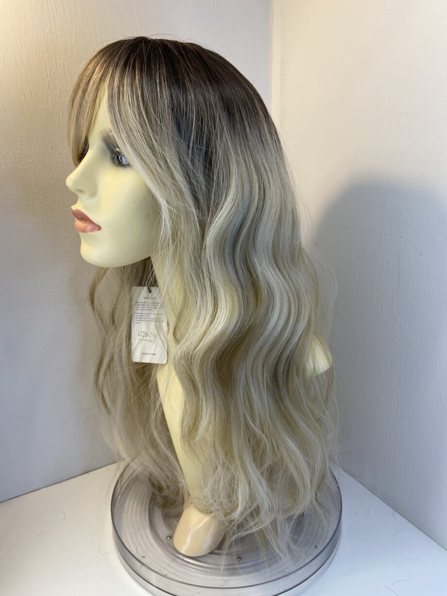 Stunning long blonde rooted wig. Bllw712