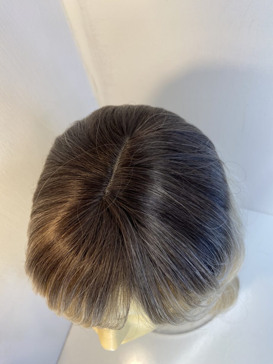 Stunning long blonde rooted wig. Bllw712