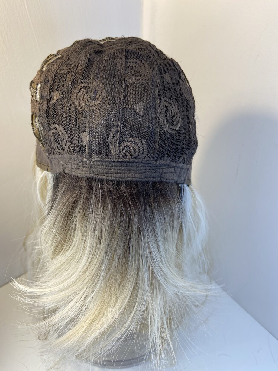 Stunning long blonde rooted wig. Bllw712
