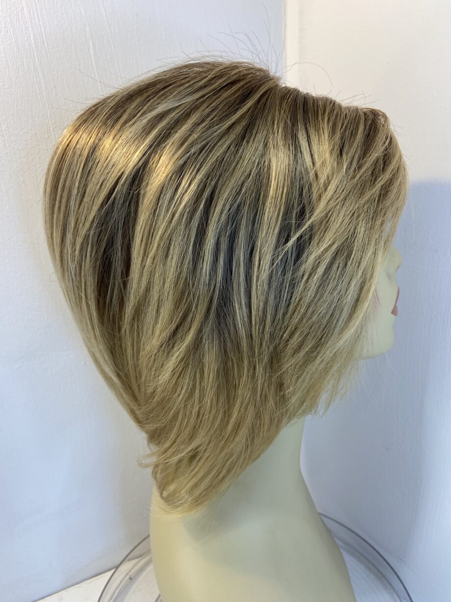 Rooted honey blonde wig. Blms713