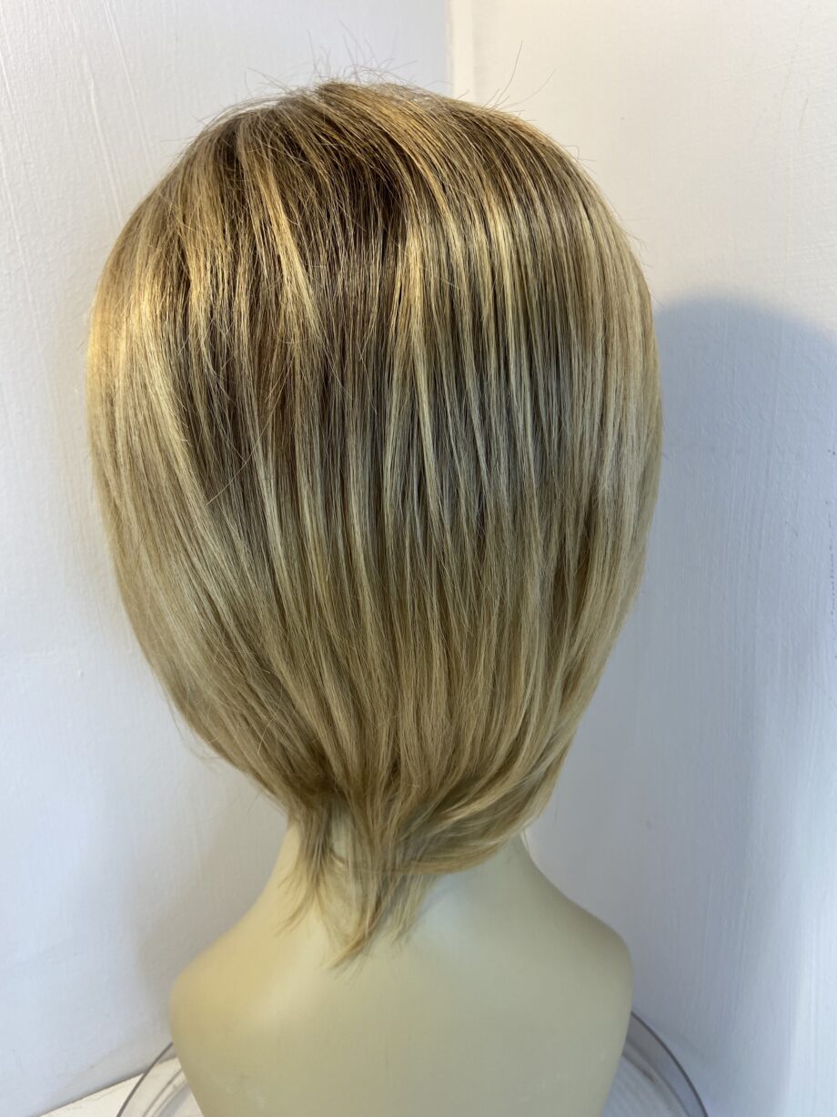 Rooted honey blonde wig. Blms713