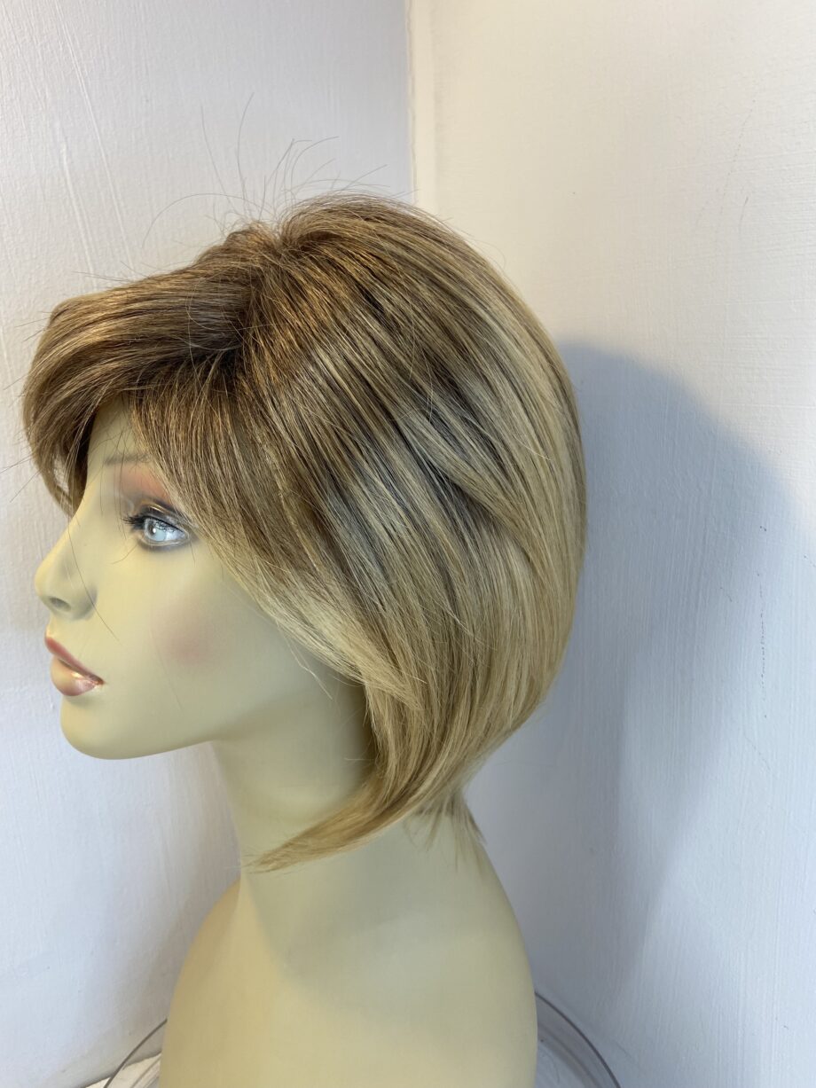 Rooted honey blonde wig. Blms713