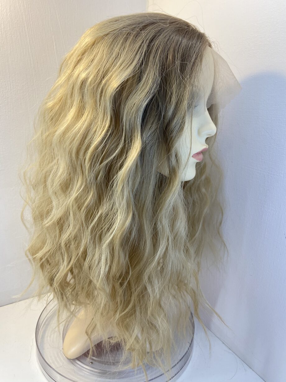 New long wavy blonde wig. Bllw161