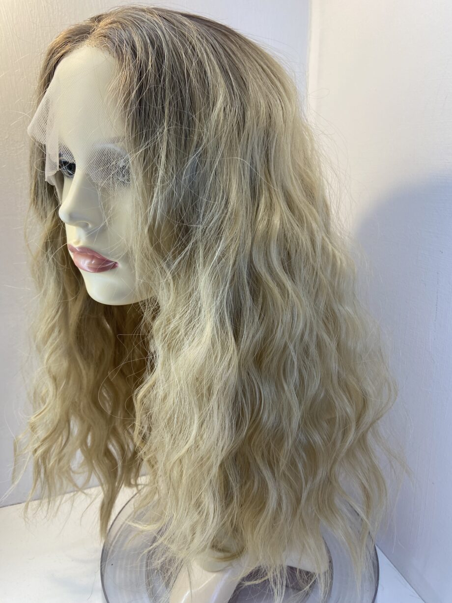 New long wavy blonde wig. Bllw161