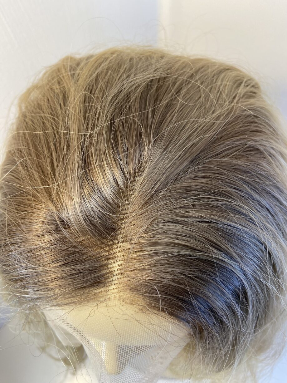 New long wavy blonde wig. Bllw161