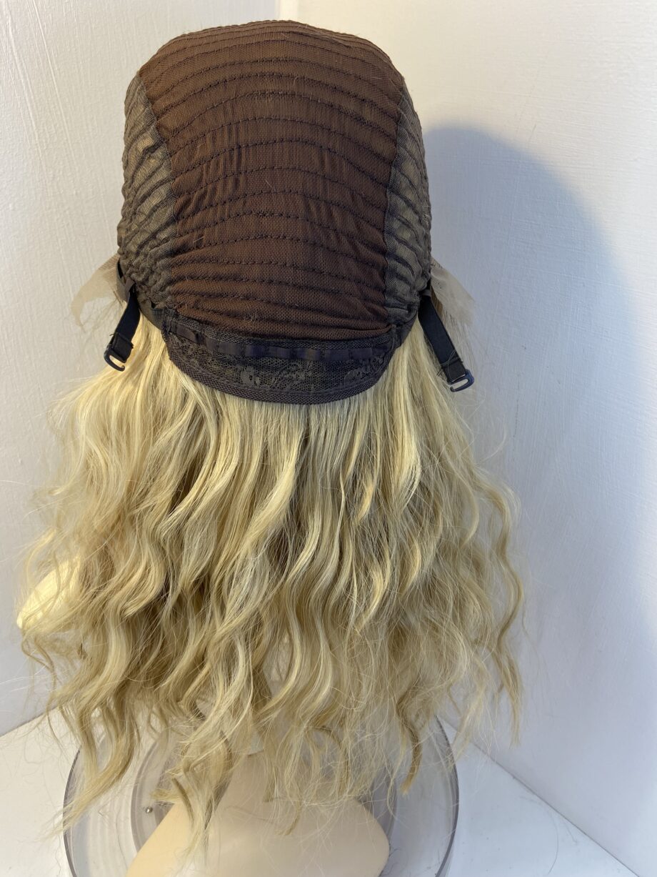 New long wavy blonde wig. Bllw161
