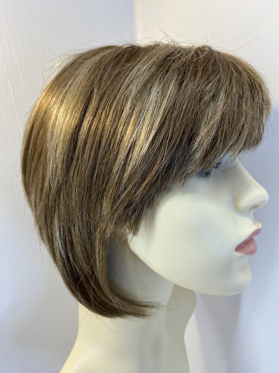 Stylish brown soft wig. Brss163